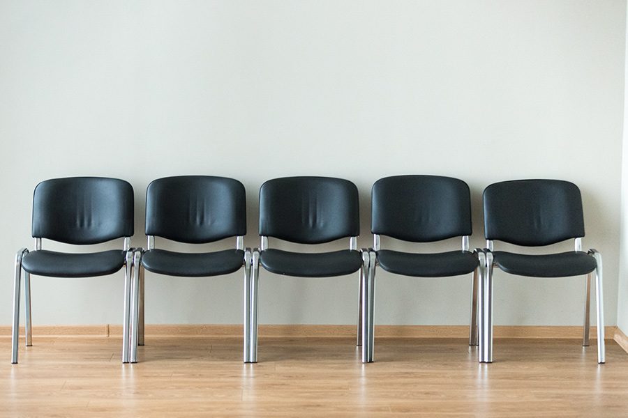 یک صندلی استاندارد چه ویژگی‌هایی باید داشته باشد؟